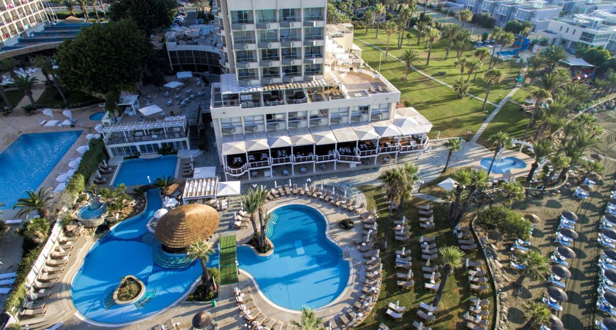 Golden Bay Beach Hotel Cypr - Położenie